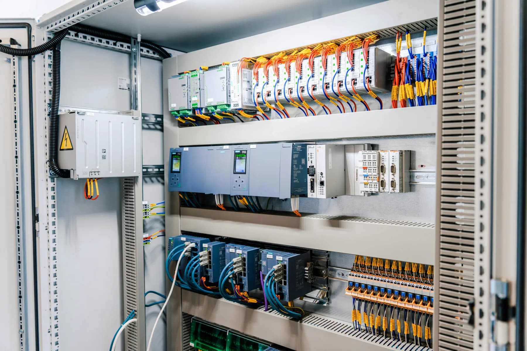 Elektrik kontrol panosu ve kablo bağlantıları