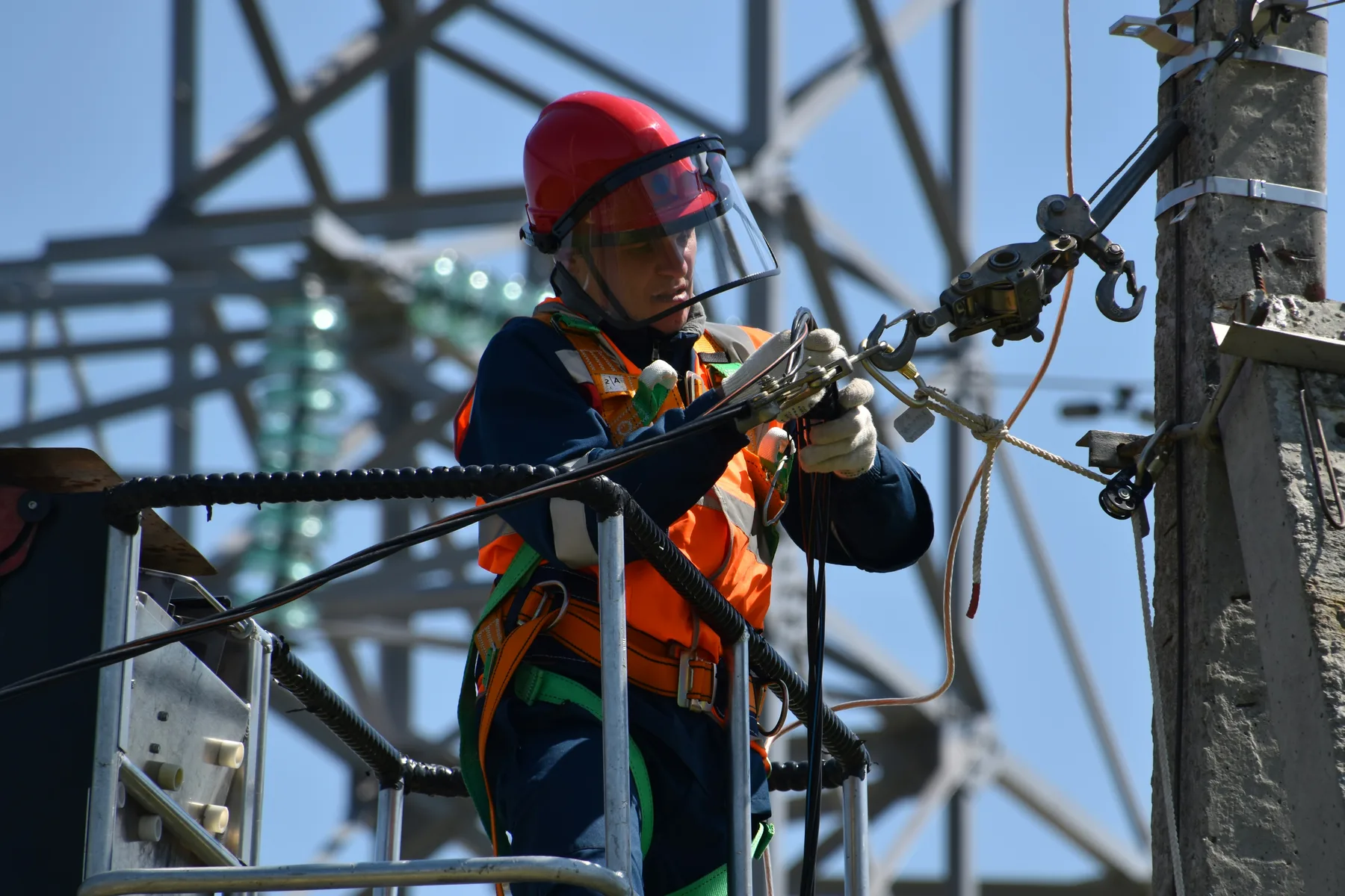 Yüksek gerilim sahasında çalışan elektrik teknisyeni
