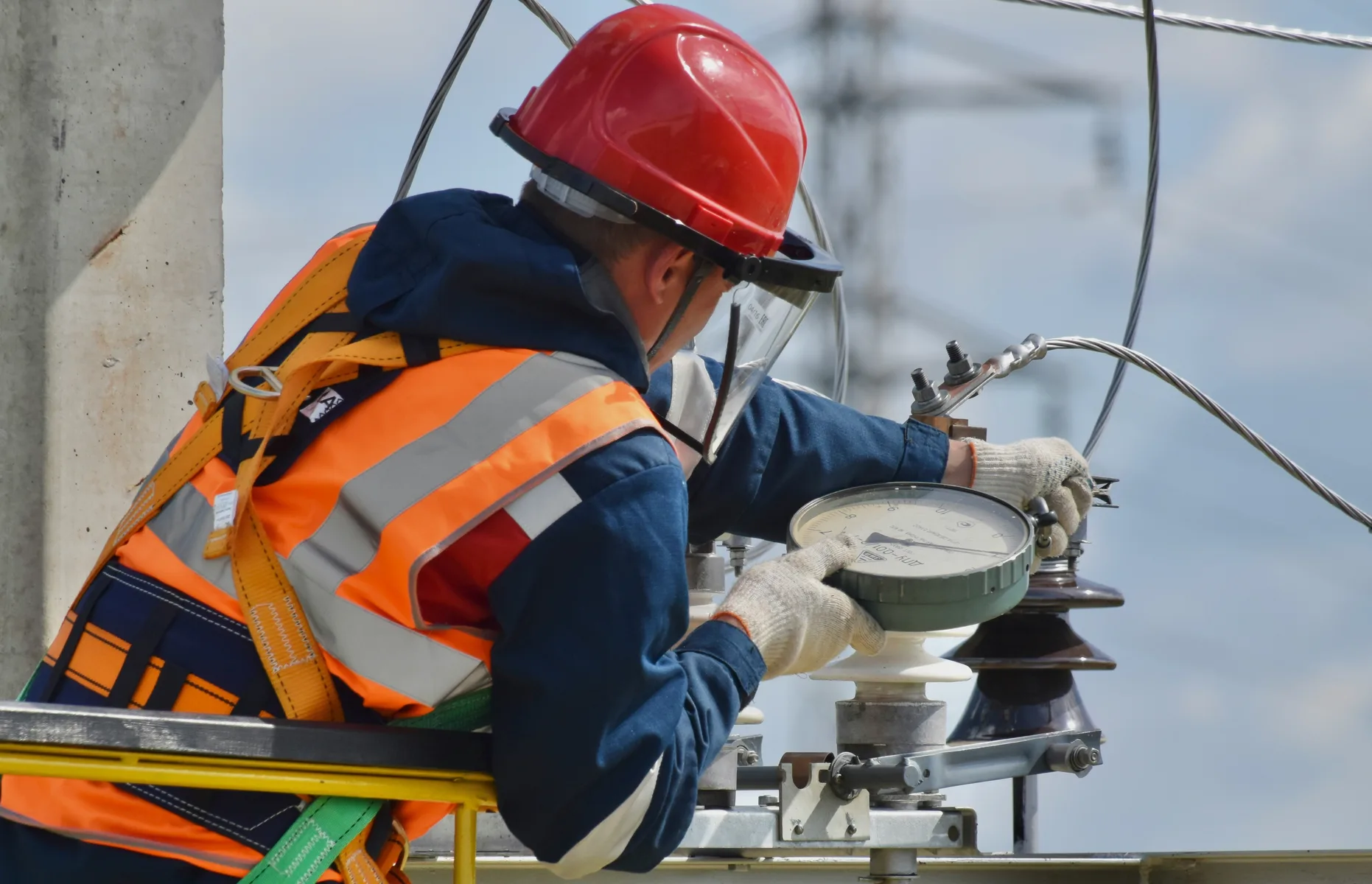 Elektrik ekipmanı üzerinde ölçüm yapan saha teknisyeni