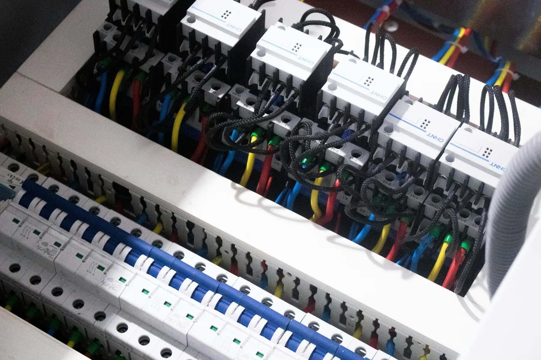 Elektrik panosunda koruma elemanları ve bağlantılar