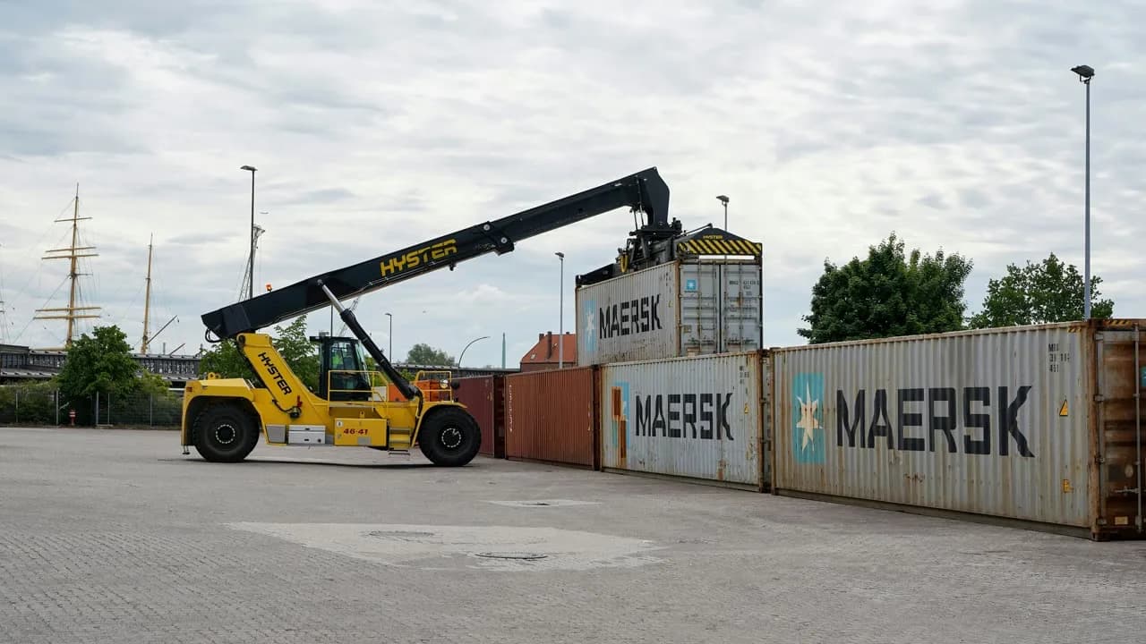 Konteyner sahasında yük kaldıran istif ekipmanı