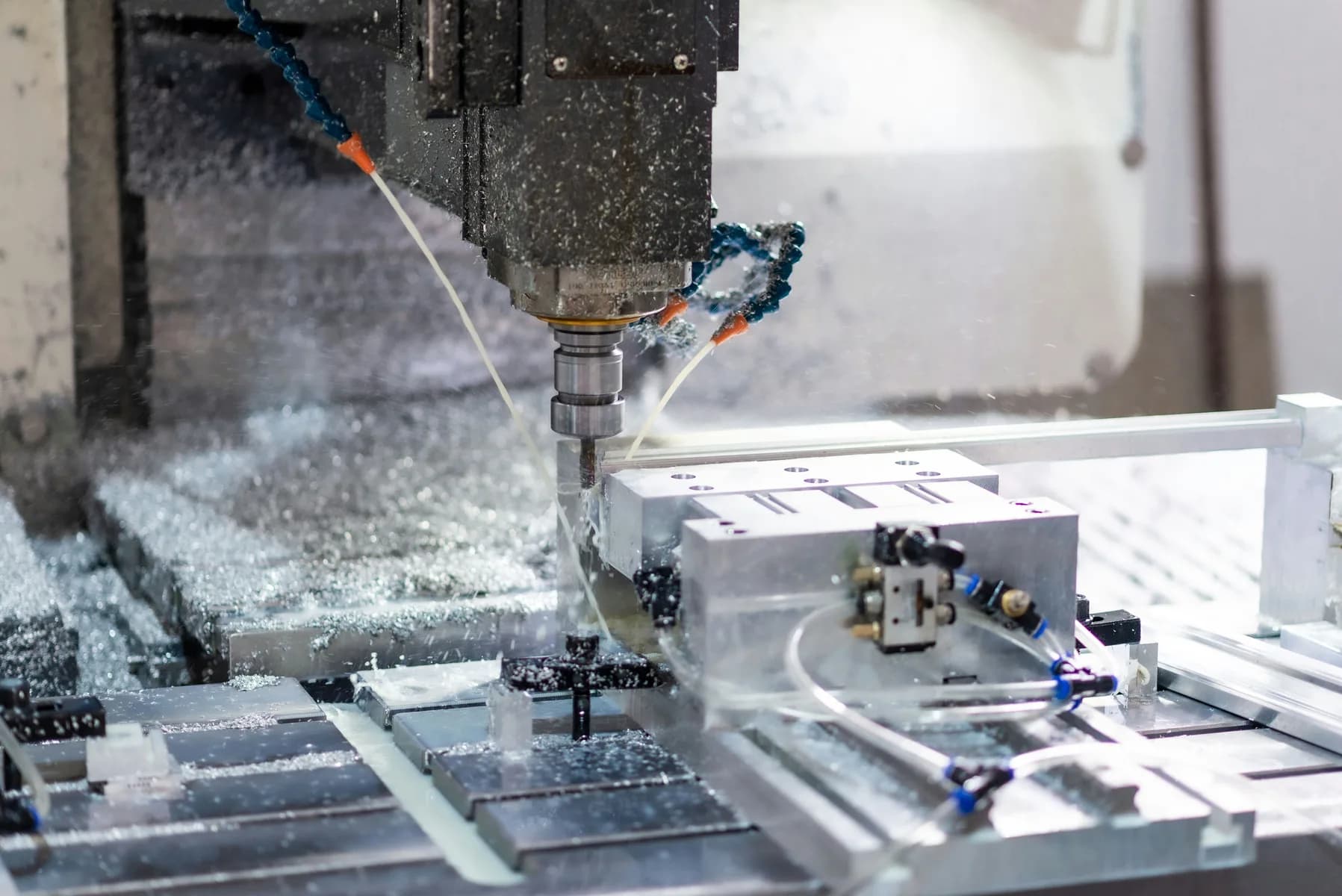 CNC tezgahında metal işleme detayı