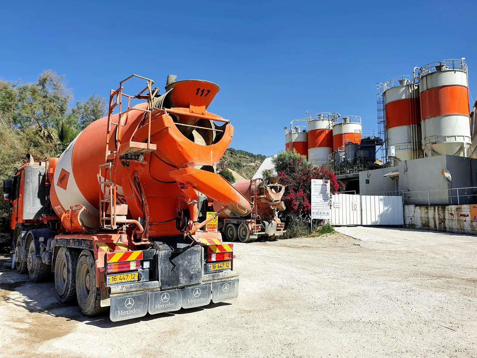Beton mikseri ve saha ekipmanı çalışma alanı