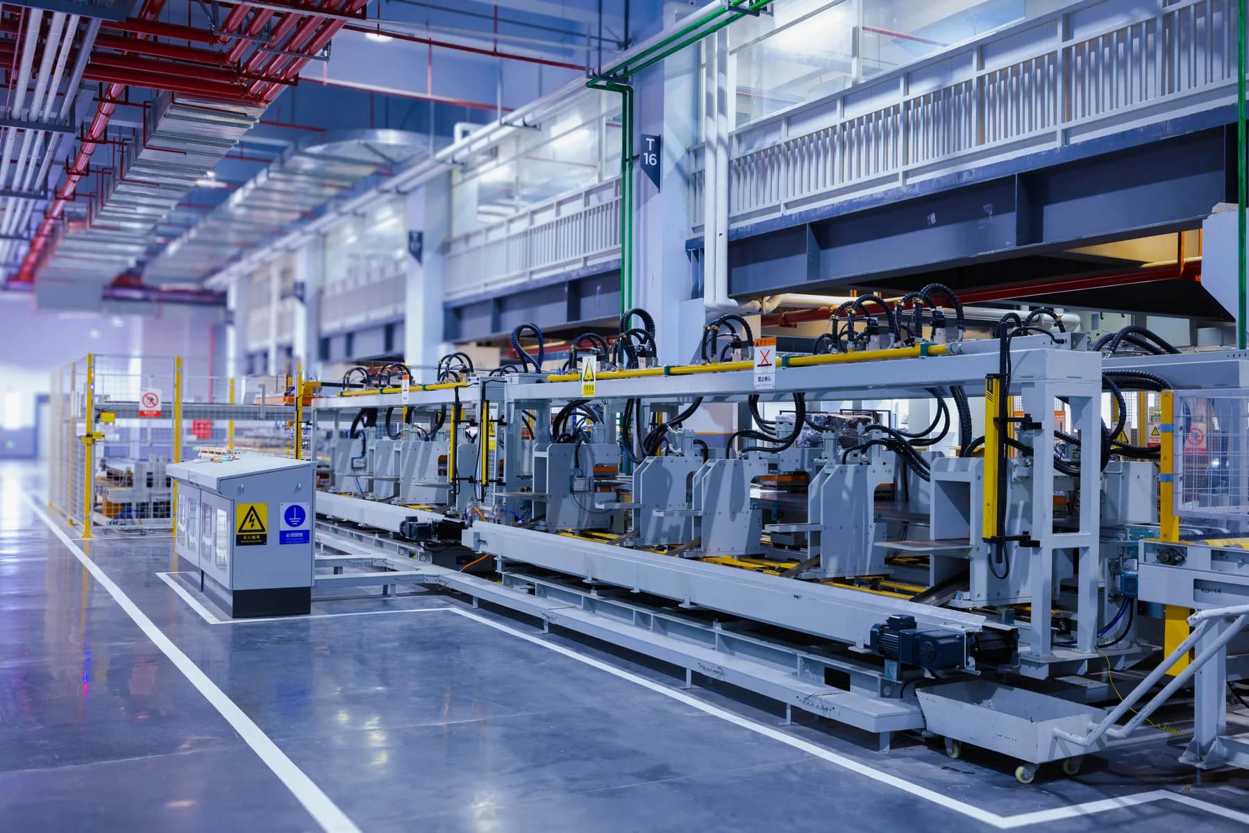 Üretim hattında otomasyonlu makine ve tezgah alanı